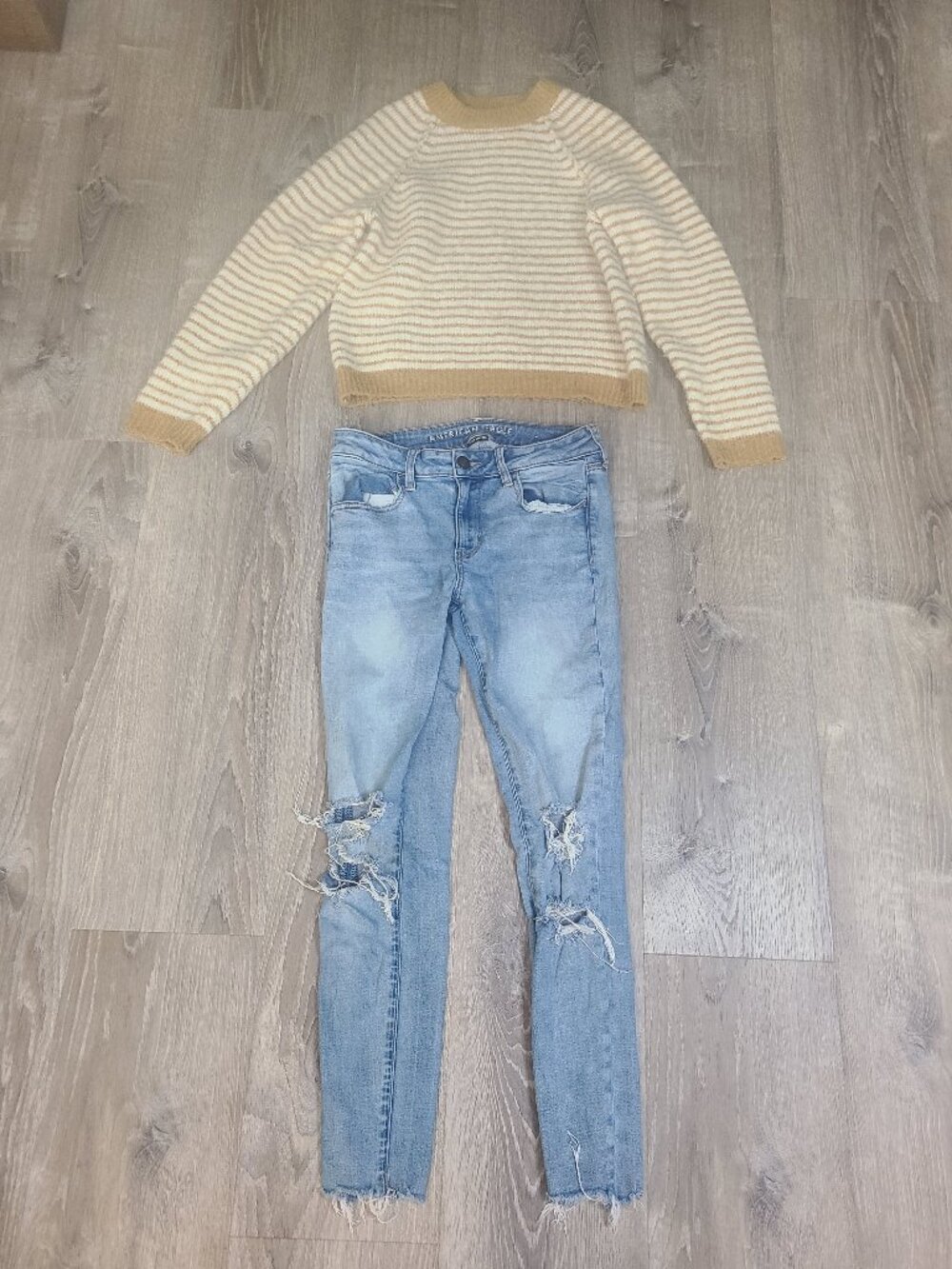 American Eagle Distressed Raw Hem Jeans & Striped Raglan Sweater Set Sz S / 6